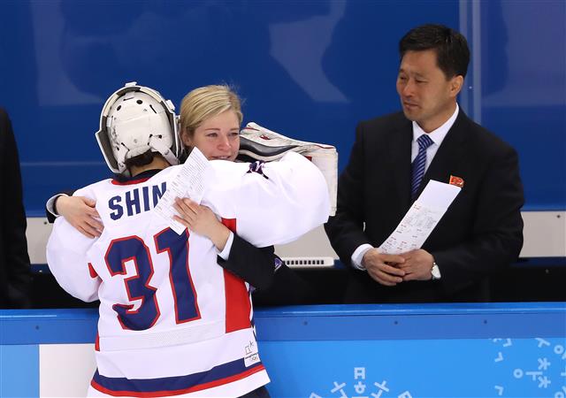 신소정 끌어안은 세라 머리 감독 ‘소정, 수고했어’