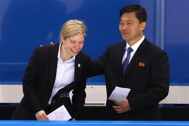 세라 머리 감독 어깨 두드리는 北 박철호 감독 ‘수고했어요’