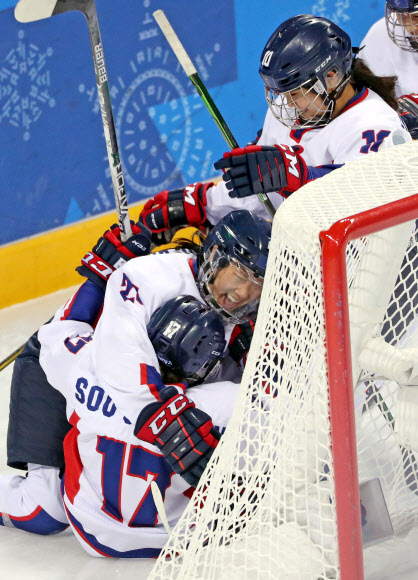 골 터뜨린 뒤 기뻐하는 단일팀