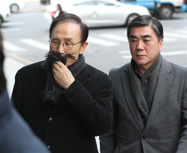 이명박 전 대통령이 20일 오후 서울 강남구 삼성동 사무실로 출근하고 있다. 이 전 대통령의 재산 관리인으로 꼽히는 이들이 모두 검찰에 구속되고 이들에게서 비자금 의혹과 관련된 진술들이 나오면서 검찰의 수사는 이 전 대통령을 향하고 있다.  뉴스1