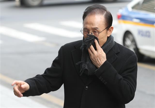 이명박 전 대통령이 20일 오후 서울 강남구 삼성동 사무실로 출근하고 있다.  이 전 대통령의 재산 관리인으로 꼽히는 이들이 모두 검찰에 구속되고 이들에게서 비자금 의혹과 관련된 진술들이 나오면서 검찰의 수사는 이 전 대통령을 향하고 있다.  뉴스1