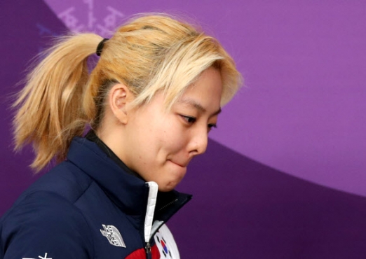 [올림픽] 굳은 표정으로 기자회견장 들어서는 김보름