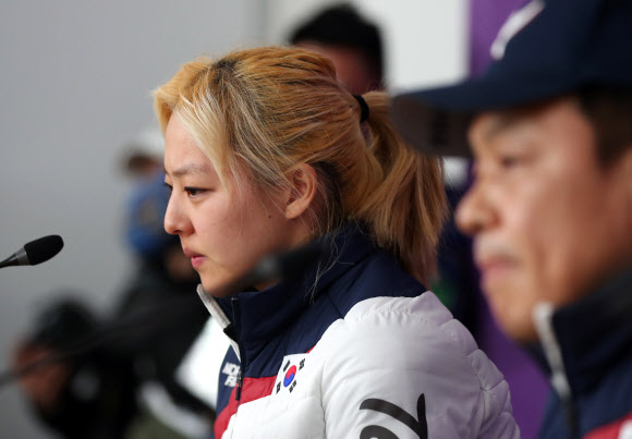 2018평창동계올림픽 여자 스피드스케이팅 팀 추월 경기에서 팀워크 논란이 제기받은 한국 김보름 선수가 20일 오후 강원 강릉스피드스케이팅경기장에 마련된 기자회견장에서 의혹에 대해 해명하고 있다. 2018.2.20 연합뉴스.