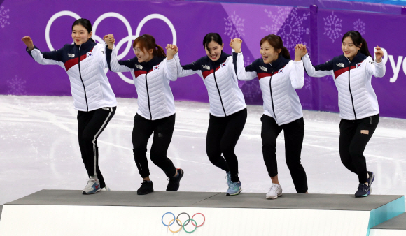 20일 강릉아이스아레나에서 열린 평창동계올림픽 쇼트트랙 여자계주 3000m 경기에서 금메달을 딴 한국 선수들이 기뻐하고있다. 박지환 기자 popocar@seoul.co.kr