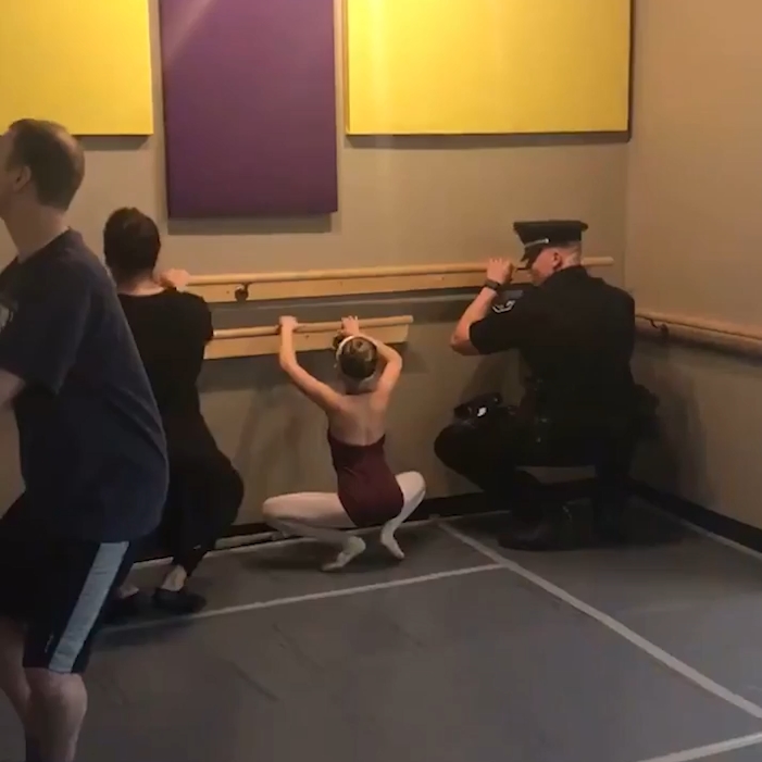 어린 딸과 함께 발레수업에 참여해 발레동작을 하고 있는 경찰관 아빠 모습(유튜브 영상 캡처)
