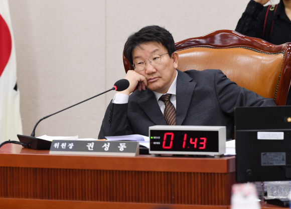 21일 오전 국회에서 열린 법제사법위원회 전체회의에서 권성동 위원장이 심드렁한 표정으로 질의 답변을 듣고 있다. 이호정 전문기자 hojeong@seoul.co.kr