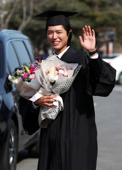 박보검 ’학사모 쓰고 환한 미소’