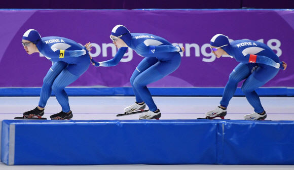 21일 오후 강원도 강릉 스피드스케이팅 오발 경기장에서 열린 2018평창동계올림픽 스피드스케이팅 여자 팀추월 순위결정전에서 노선영이 박지우를 밀어주며 역주하고 있다. 2018. 2. 21 강릉 박지환 기자 popocar@seoul.co.kr