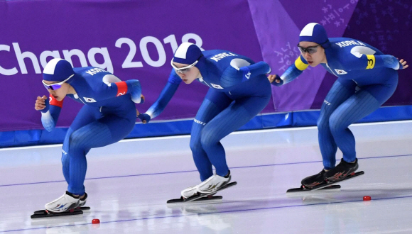 21일 오후 강원도 강릉 스피드스케이팅 오발 경기장에서 열린 2018평창동계올림픽 스피드스케이팅 여자 팀추월 순위결정전에서 김보름, 박지우, 노선영이 서로 밀어주며 역주하고 있다. 2018. 2. 21 강릉 박지환 기자 popocar@seoul.co.kr
