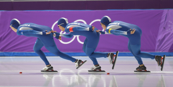 21일 강릉 오발 스피드스케이팅장에서 열린 여자 팀추월 7,8위전에 참가한 한국팀 선수들이 서로를 밀어주며 달리고 있다.  2018. 2. 21 강릉 박지환 기자 popocar@seoul.co.kr