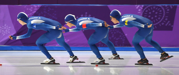 21일 강릉 오발 스피드스케이팅장에서 열린 여자 팀추월 7,8위전에 참가한 한국팀 선수들이 서로를 밀어주며 달리고 있다.  2018. 2. 21 강릉 박지환 기자 popocar@seoul.co.kr