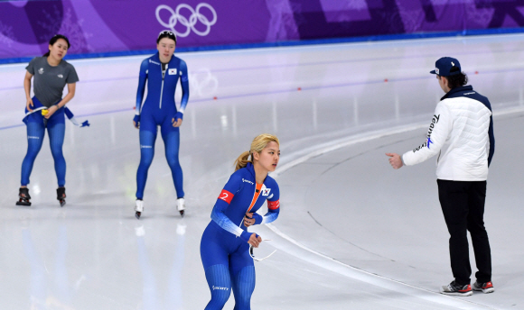 21일 강릉 스피드스케이트장에서 열린 2018평창동계올림픽 여자 팀추월 7-8위전에서 보프 더용 코치(오른쪽)가 레이스를 마치고 숨을 고르고 있는 박지우(왼쪽부터), 노선영, 김보름을 격려하고 있다. 2018. 2. 21 강릉 박지환 기자 popocar@seoul.co.kr