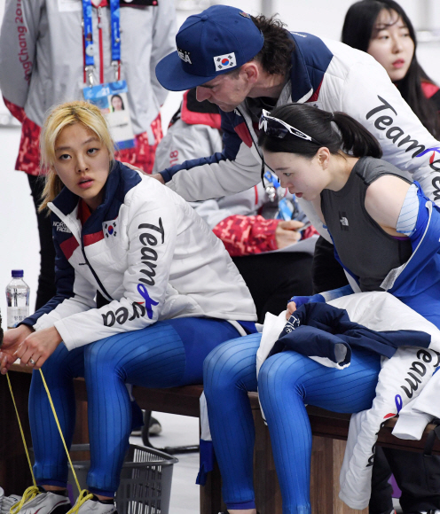 21일 오후 강원도 강릉 스피드스케이팅 오발 경기장에서 열린 2018평창동계올림픽 스피드스케이팅 여자 팀추월 순위결정전에서 경기를 마친 김보름, 박지우, 노선영이 스케이트 정리를 하고 있다.  2018. 2. 21 강릉 박지환 기자 popocar@seoul.co.kr