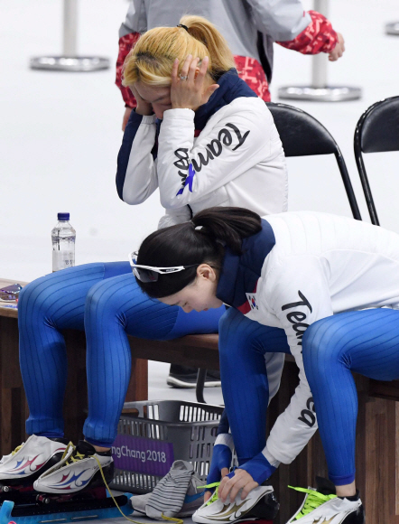 21일 오후 강원도 강릉 스피드스케이팅 오발 경기장에서 열린 2018평창동계올림픽 스피드스케이팅 여자 팀추월 순위결정전에서 김보름과 노선영이 경기를 준비하고 있다. 2018. 2. 21 강릉 박지환 기자 popocar@seoul.co.kr
