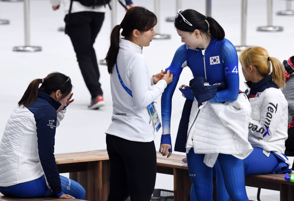 21일 오후 강원도 강릉 스피드스케이팅 오발 경기장에서 열린 2018평창동계올림픽 스피드스케이팅 여자 팀추월 순위결정전에서 박승희가 노선영을 도와주고 있다. 2018. 2. 21 강릉 박지환 기자 popocar@seoul.co.kr