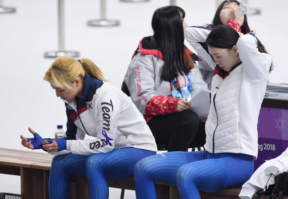 21일 오후 강원도 강릉 스피드스케이팅 오발 경기장에서 열린 2018평창동계올림픽 스피드스케이팅 여자 팀추월 순위결정전에서 김보름과 노선영이 경기를 준비하고 있다. 2018. 2. 21 강릉 박지환 기자 popocar@seoul.co.kr