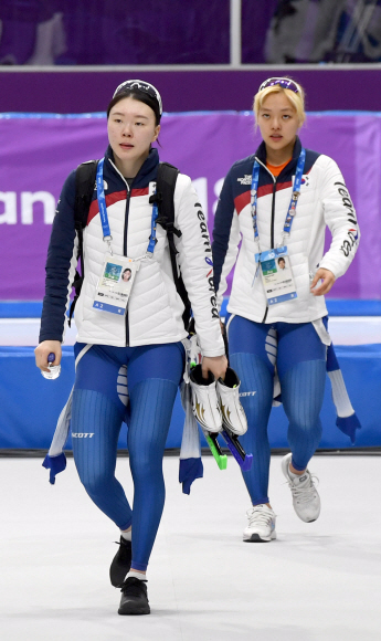 21일 강릉 오발 스피드스케이팅장에서 열린 여자 팀추월 7,8위전 경기를 마친 노선영선수와 김보름 선수가 경기장을 떠나고 있다.  2018. 2. 21 강릉 박지환 기자 popocar@seoul.co.kr