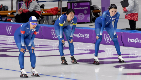 21일 강릉 오발 스피드스케이팅장에서 열린 여자 팀추월 7,8위전 경기를 마친 한국여자선수들이 결승선을 넘어 들어오고 있다. 2018. 2. 21 강릉 박지환 기자 popocar@seoul.co.kr