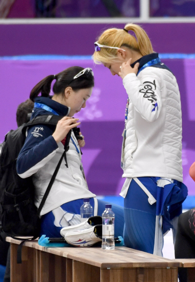 21일 강릉 오발 스피드스케이팅장에서 열린 여자 팀추월 7,8위전 경기를 마친 노선영선수와 김보름 선수가 경기장을 떠나고 있다.  2018. 2. 21 강릉 박지환 기자 popocar@seoul.co.kr