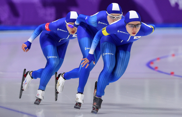 21일 강릉 오발 스피드스케이팅장에서 열린 여자 팀추월 7,8위전에서 노선영, 김보름, 박지우가 질주를 하고 있다. 2018. 2. 21 강릉 박지환 기자 popocar@seoul.co.kr