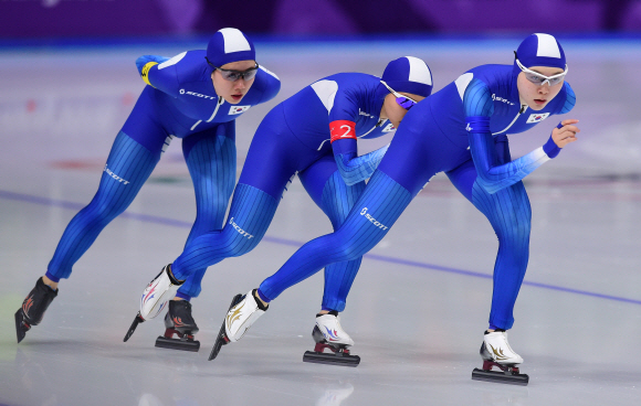 21일 강릉 오발 스피드스케이팅장에서 열린 여자 팀추월 7,8위전에서 노선영, 김보름, 박지우가 질주를 하고 있다. 2018. 2. 21 강릉 박지환 기자 popocar@seoul.co.kr