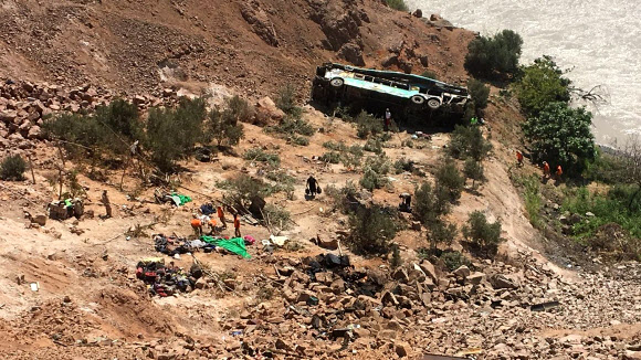 21일(현지시간) 페루 남부 아레키파주의 오코냐 다리 근처에서 산악 도로를 달리던 이층 버스가 계곡 아래로 추락했다. 이 사고로 최소 44명이 사망하고 20명이 다쳤다고 현지언론은 전했다. AFP 연합뉴스