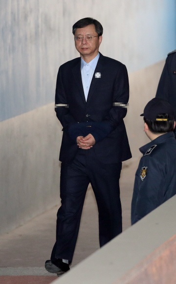 국정농단을 방조하고 묵인한 혐의로 재판에 넘겨진 우병우 전 청와대 민정수석이 22일 오후 서울 서초구 서울중앙지법에서 열린 1심 선고공판에 출석하고 있다. <br>정연호 기자 tpgod@seoul.co.kr