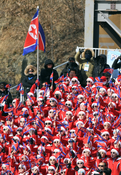 22일 강원도 평창 용평알파인경기장을 찾은 북한 응원단이 평창에서 마지막 응원을 하고 있다.  박지환 기자 popocar@seoul.co.kr