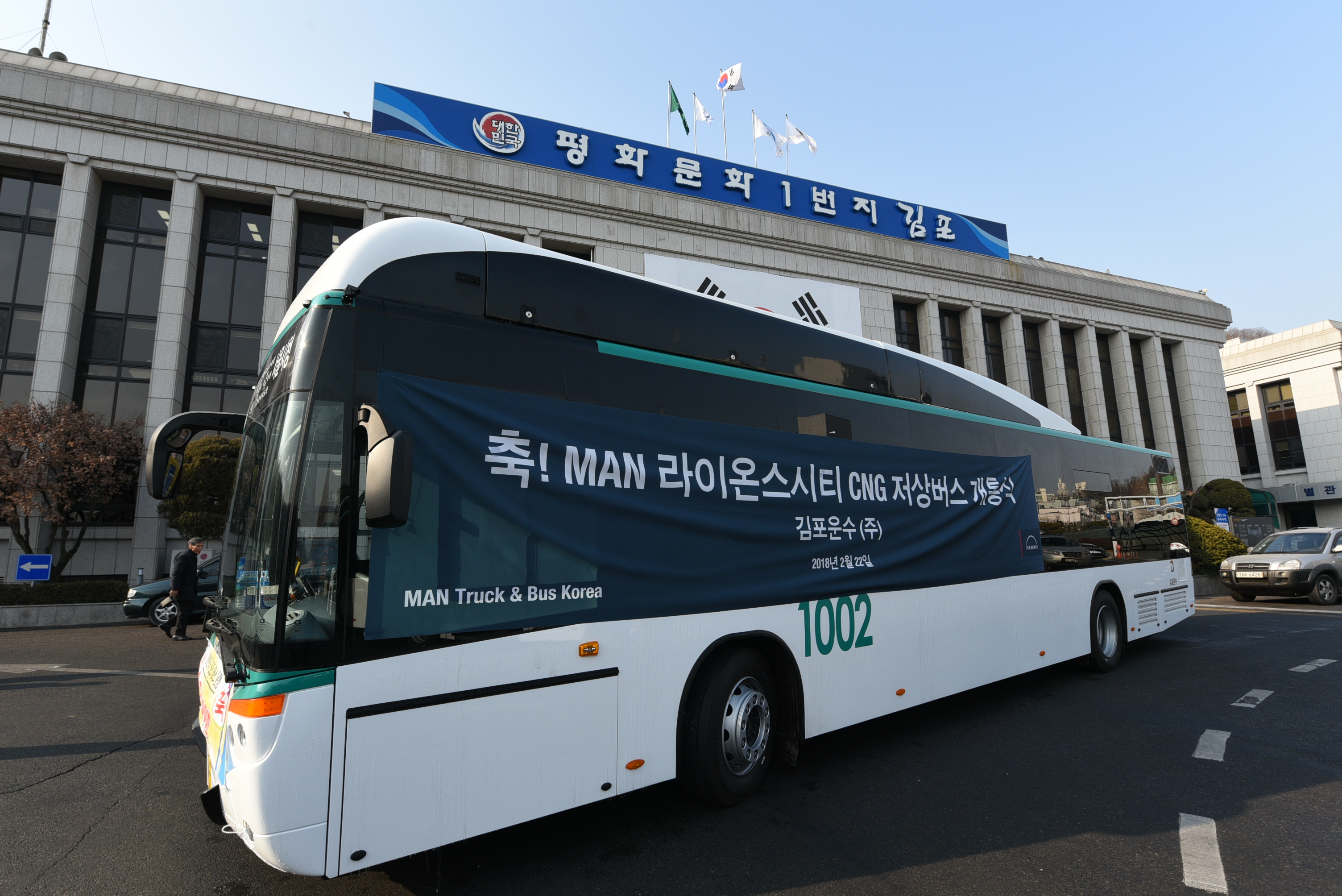 김포에서 23일부터 전국 최초로 운행하는 3도어 저상버스. 김포시 제공
