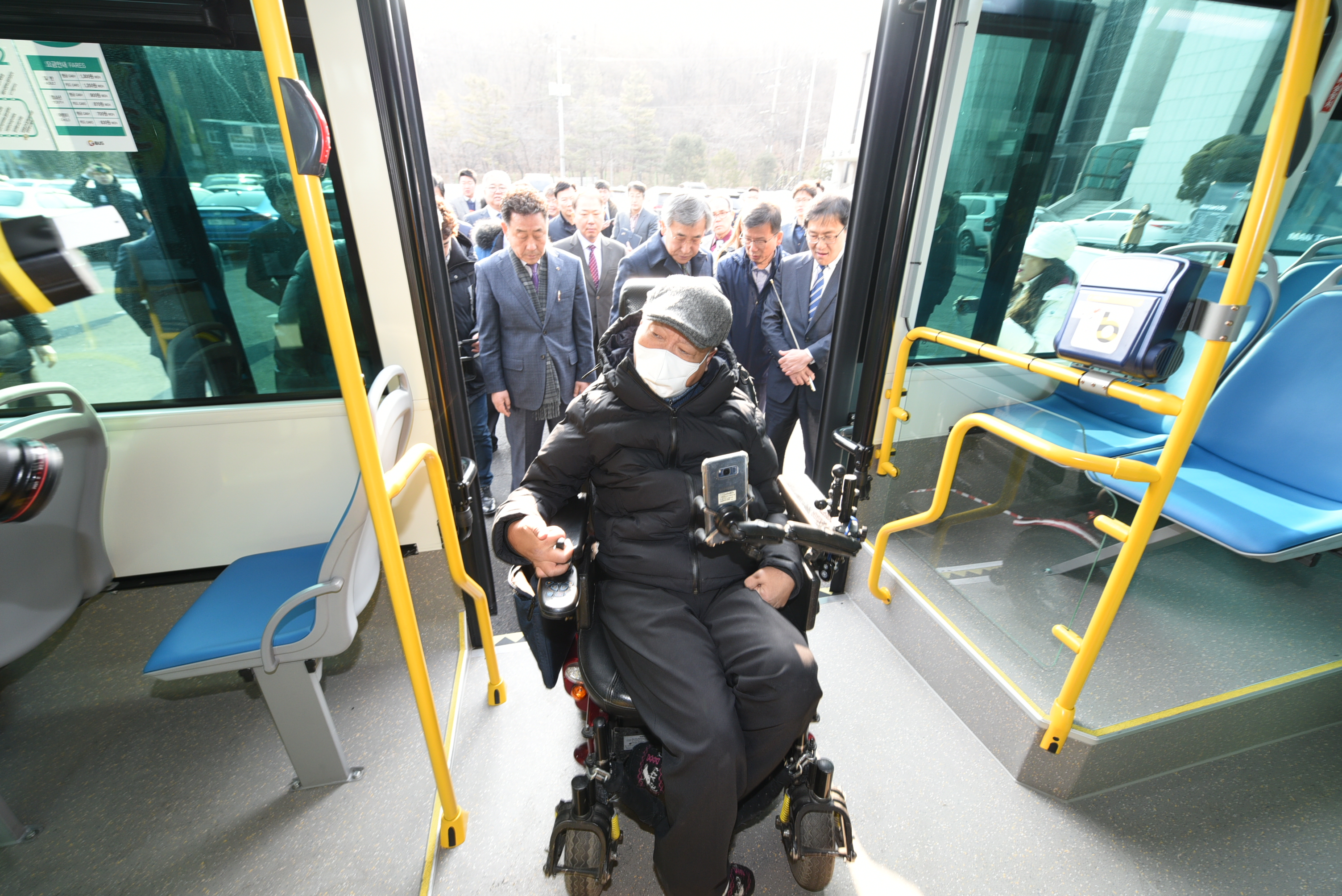 김포시에 다니는 저상버스는 출입문이 3개여서 장애인과 노인들의  안전한 승하차가 가능하다. 김포시 제공