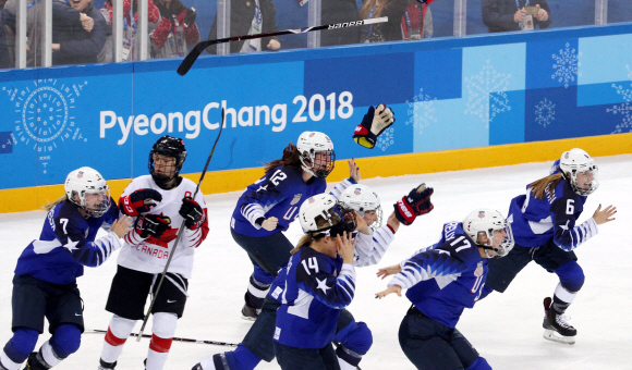 22일 오후 강원도 강릉하키센터에서 열린 2018 평창동계올림픽 여자 아이스하키 결승전 캐나다 대 미국 경기 연장전에 이은 패널티슛 아웃에 걸쳐서 승리한 미국팀 선수들이 환호하고있다.  박지환 기자 popocar@seoul.co.kr