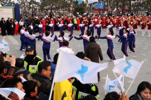 [올림픽] 정동진에서 공연하는 북측 응원단