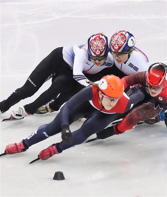 대한민국 최민정, 심석희가 22일 오후 강원도 강릉 아이스아레나에서 열린 2018 평창동계올림픽 쇼트트랙 스피드 스케이팅 여자 1000m 결승 경기에서 넘어지고 있다. 뉴스1
