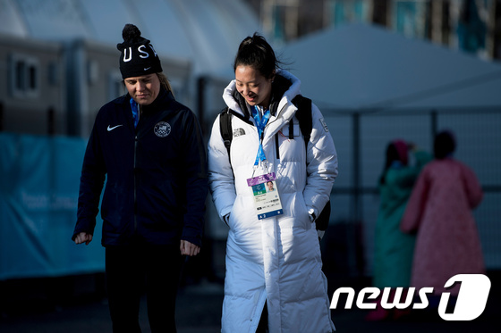 지난 6일 강릉선수촌에서 만나 얘기를 나누며 걷는 박윤정(오른쪽)과 한나 브랜트 자매. 강릉 뉴스1  