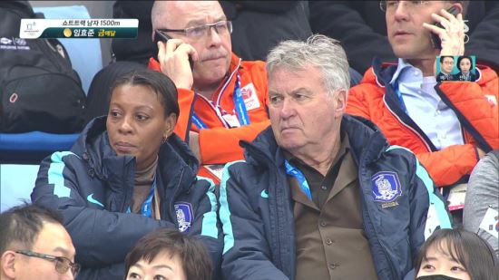 거스 히딩크 전 한국 축구대표팀 감독이 10일 강릉 아이스아레나에서 열린 쇼트트랙 남자 1500ｍ와 여자 500ｍ, 여자 계주 준결승 경기를 관람하고 있다. 사진=SBS방송 캡쳐