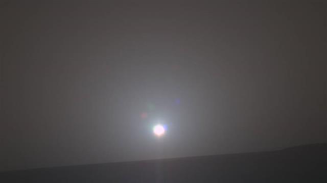 지난 15일 오퍼튜니티가 촬영한 동트는 화성의 모습. NASA/JPL-Caltech/Cornell/Arizona State Univ./Texas A&M