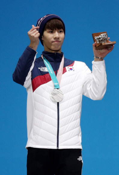 23일 평창 메달하우스에서 열린 쇼트트랙 남자 500m 시상식에서 한국의 황대헌 선수가 은메달을 받은뒤 손가락으로 하트를 만들고있다. 박지환 기자 popocar@seoul.co.kr