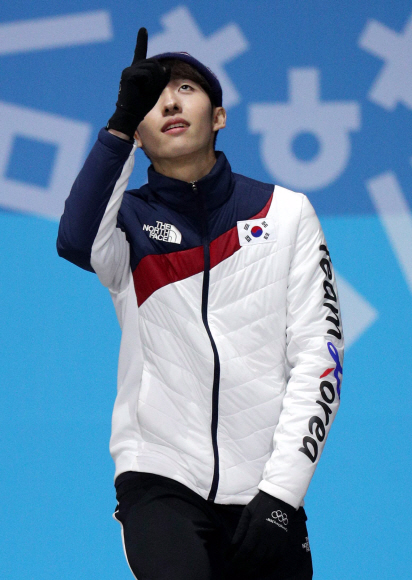 23일 평창 메달하우스에서 열린 쇼트트랙 남자 500m 시상식에서 한국의 임효준 선수가 동메달을 받기 위해 시상대에 올라가며 하늘을 향해 감사를 표하고있다. 박지환 기자 popocar@seoul.co.kr