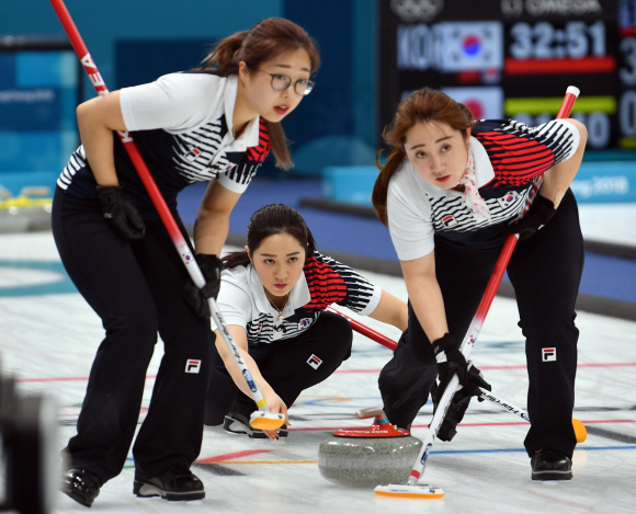 23일 강릉 컬린센터에서 열린 일본과의 준결승 경기에서 한국선수들이 스위핑을 하고 있다. 박지환 기자 popocar@seoul.co.kr
