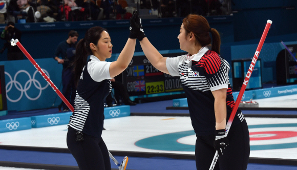 23일 강릉 컬린센터에서 열린 일본과의 준결승 경기에서 한국선수들이 하이파이브를 하고 있다. 박지환 기자 popocar@seoul.co.kr