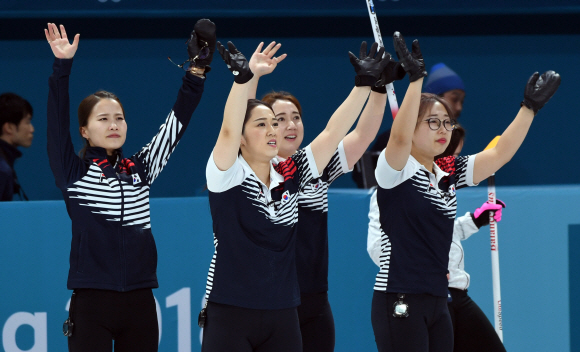 23일 강릉 컬린센터에서 열린 일본과의 준결승 경기에서 연장전 끝에 8-7로 승리를 거두며 결승에 진출한 한국 선수들이 환호하고 있다. 박지환 기자 popocar@seoul.co.kr