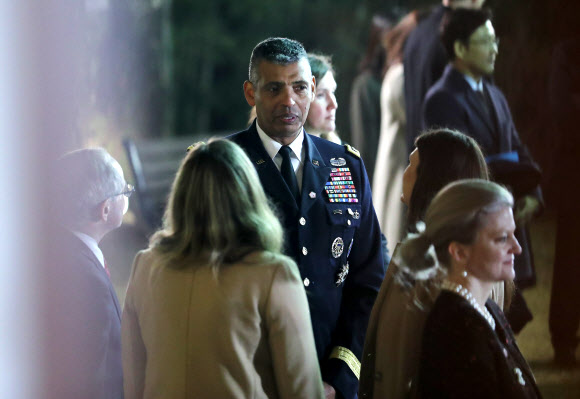 문 대통령 기다리는 빈센트 브룩스 주한미군사령관