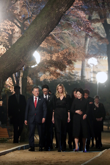 만찬 마치고 걷는 문 대통령 이방카