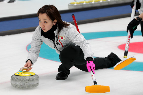 [올림픽] 투구하는 일본 후지사와