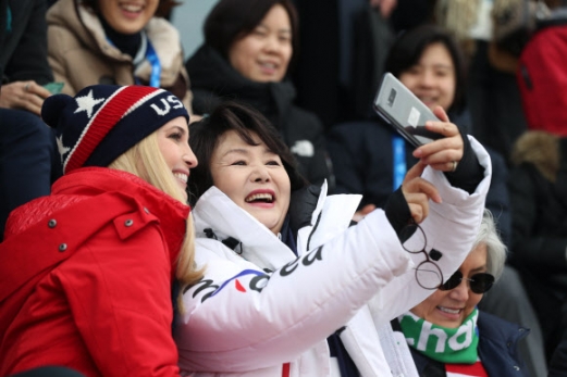 [올림픽] 김정숙 여사, 이방카 보좌관과 ‘함박 웃음!’