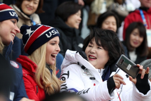 [올림픽] 김정숙 여사 이방카 백악관 보좌관과 ‘미소’