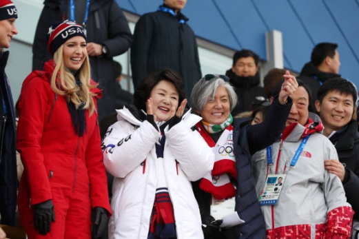 [올림픽] 김정숙 여사 이방카 백악관 보좌관과 ‘박수’