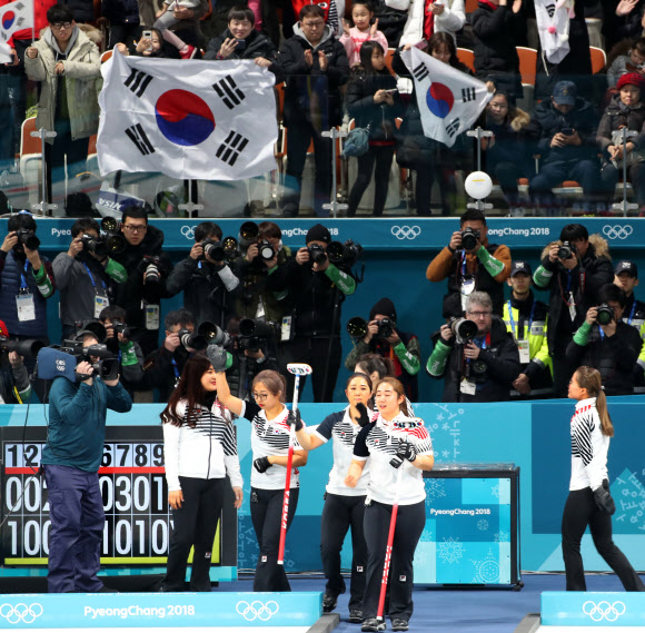 25일 강원도 강릉컬링센터에서 열린 2018 평창동계올림픽 컬링 여자결승 스웨덴전에서 은메달을 차지한 한국 선수들이 관중에게 인사하고 있다. 연합뉴스