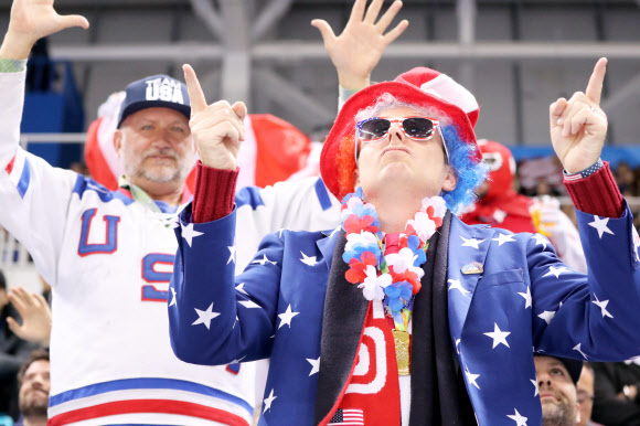 지난 22일 강릉하키센터에서 열린 여자 아이스하키 결승전 캐나다 대 미국 경기에서 ‘엉클 샘’ 복장을 한 미국 관객이 열띤 응원을 하고 있다. 연합뉴스