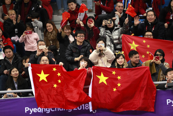 중국 응원단이 지난 15일 강릉 아이스아레나에서 열린 피겨 페어 프리스케이팅에서 중국의 수이웬징·한콩이 은메달을 획득하자 기뻐하고 있다. EPA 연합뉴스
